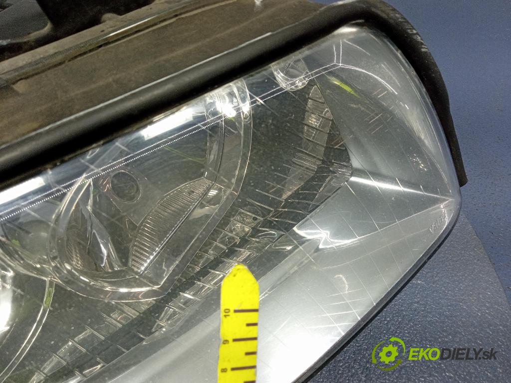 Audi A4 2001 Reflektor: v pravo: 8E0941004F