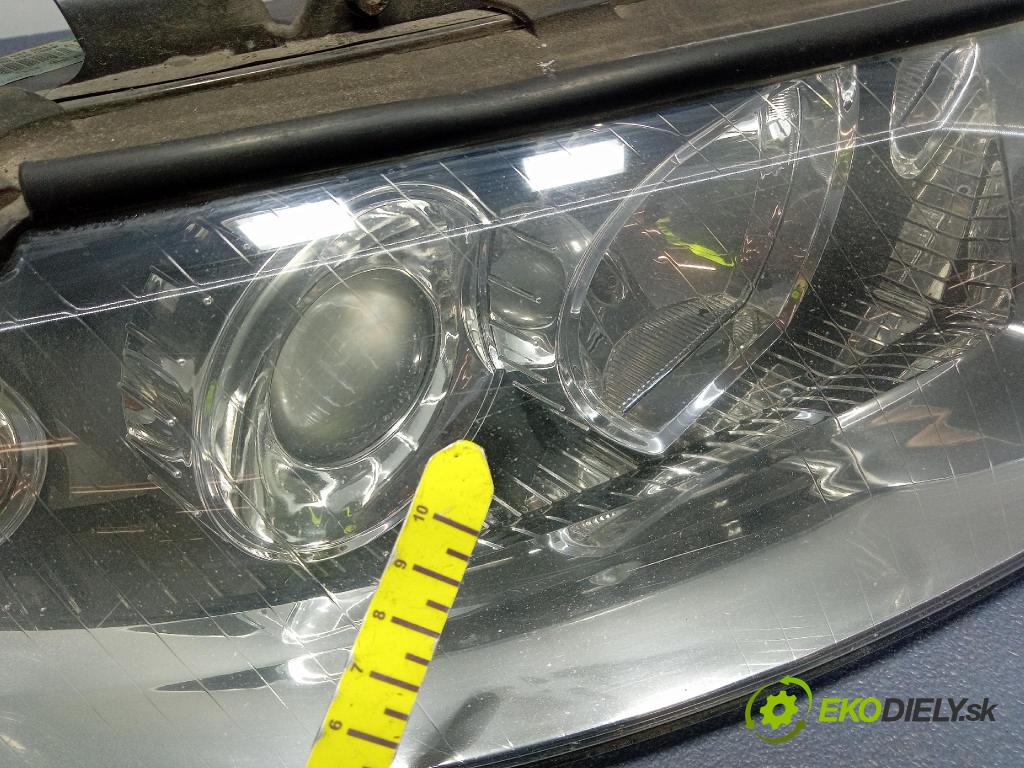 Audi A4 2001 Reflektor: v pravo: 8E0941004F