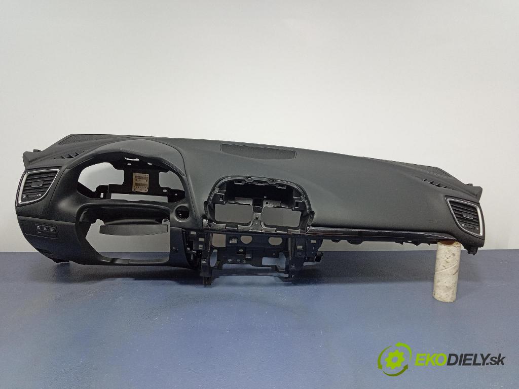 Mazda 3 2014 kokpit,pristrojová doska