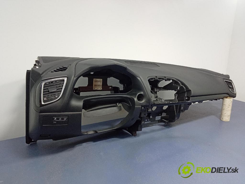 Mazda 3 2014 kokpit,pristrojová doska