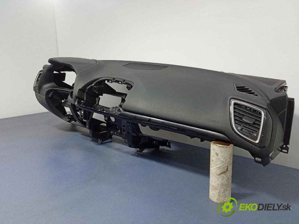 Mazda 3 2014 kokpit,pristrojová doska