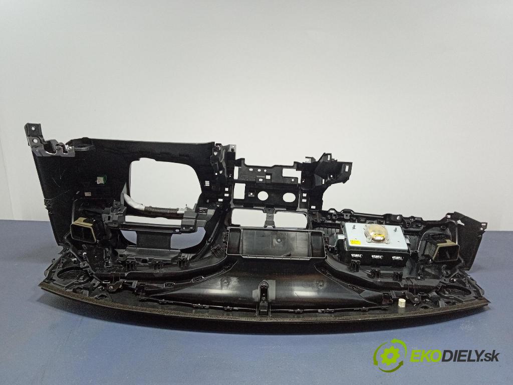 Mazda 3 2014 kokpit,pristrojová doska