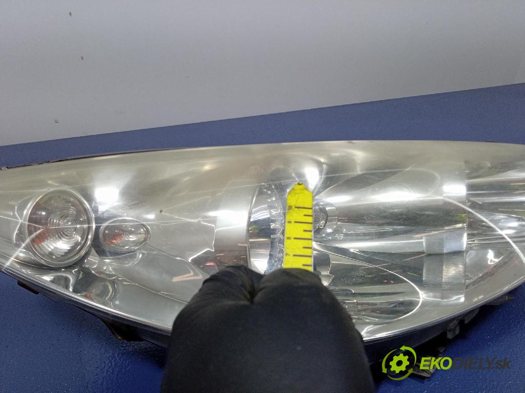 Peugeot 308 2007 Reflektor: v pravo: 9656162480