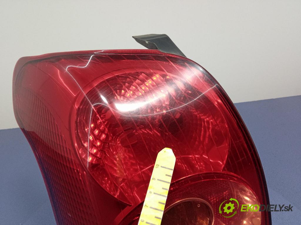 Toyota Avensis 2005 svetlo / reflektor zad ľavá Vonkajsia: KOITO 05-50