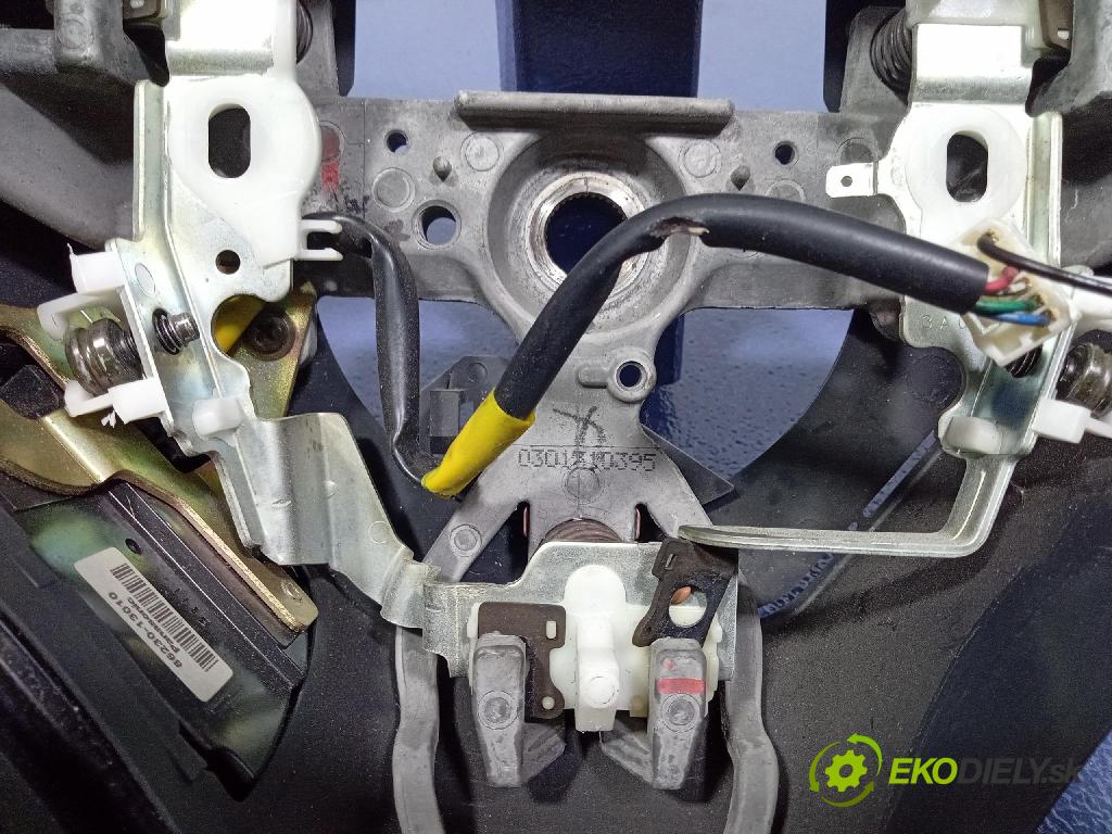Toyota Yaris verso 2003 volant