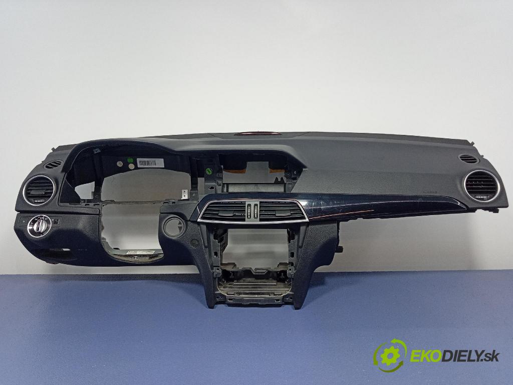 Mercedes C-klasa 2012 kokpit,pristrojová doska 2046805787