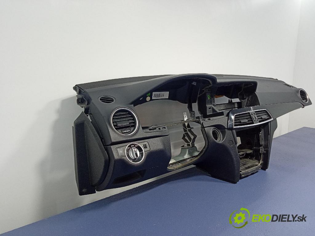 Mercedes C-klasa 2012 kokpit,pristrojová doska 2046805787