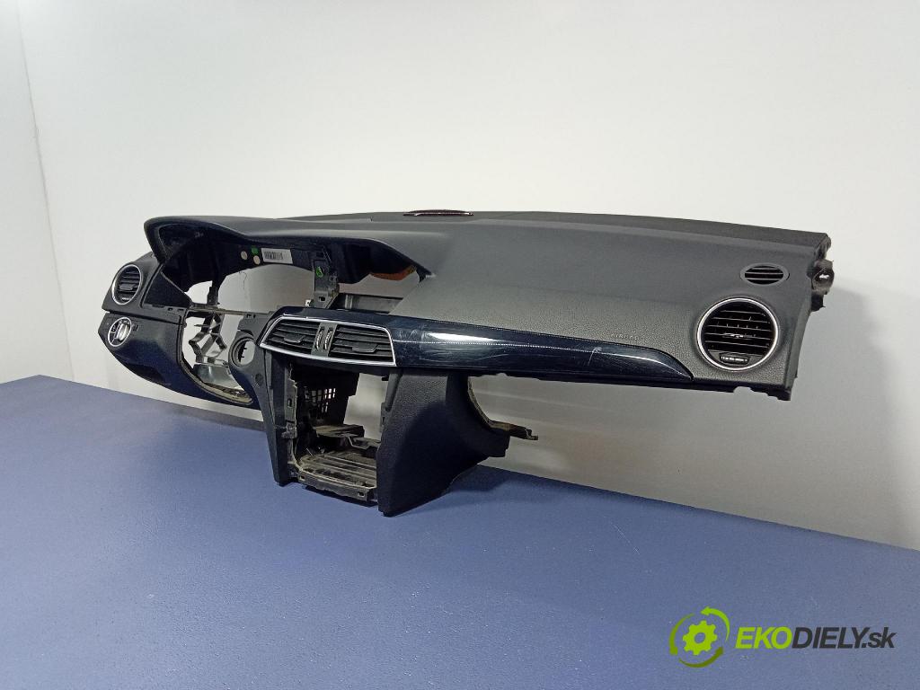 Mercedes C-klasa 2012 kokpit,pristrojová doska 2046805787