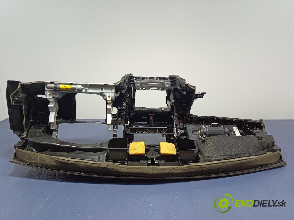 Mercedes C-klasa 2012 kokpit,pristrojová doska 2046805787