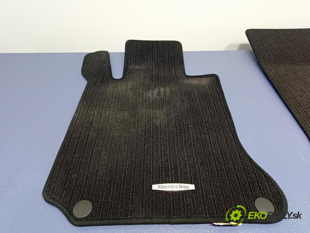 Mercedes C-klasa 2012 koberec do auta A2076801548