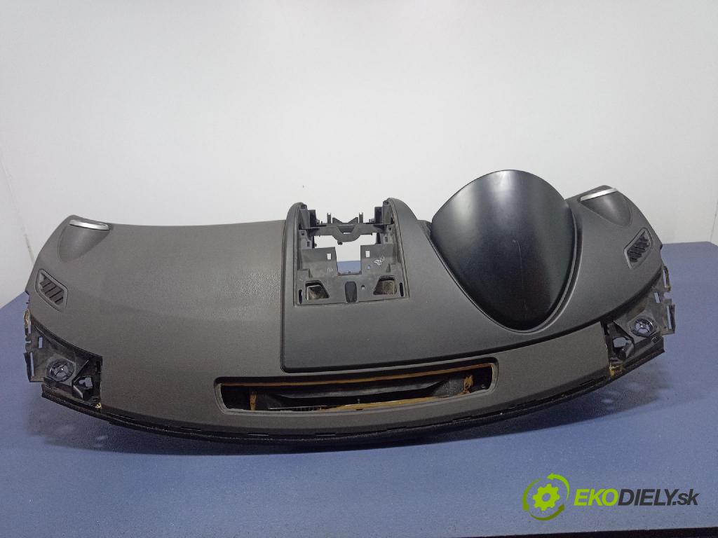 Nissan Qashqai 2007 kokpit,pristrojová doska