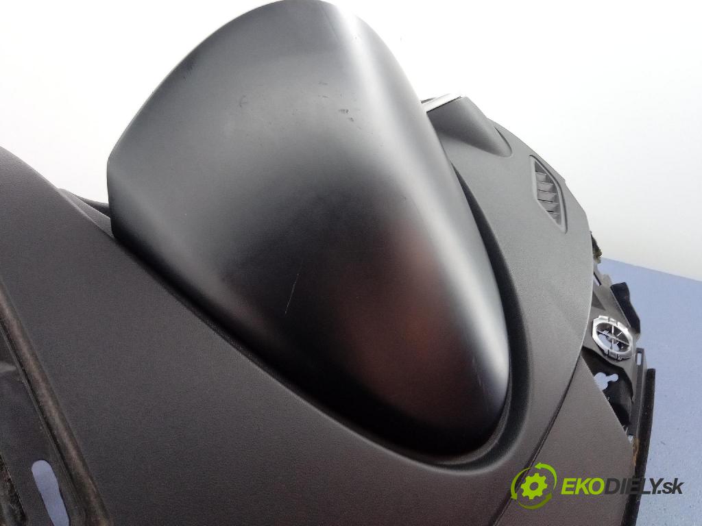 Nissan Qashqai 2007 kokpit,pristrojová doska
