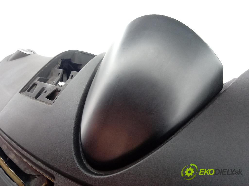 Nissan Qashqai 2007 kokpit,pristrojová doska