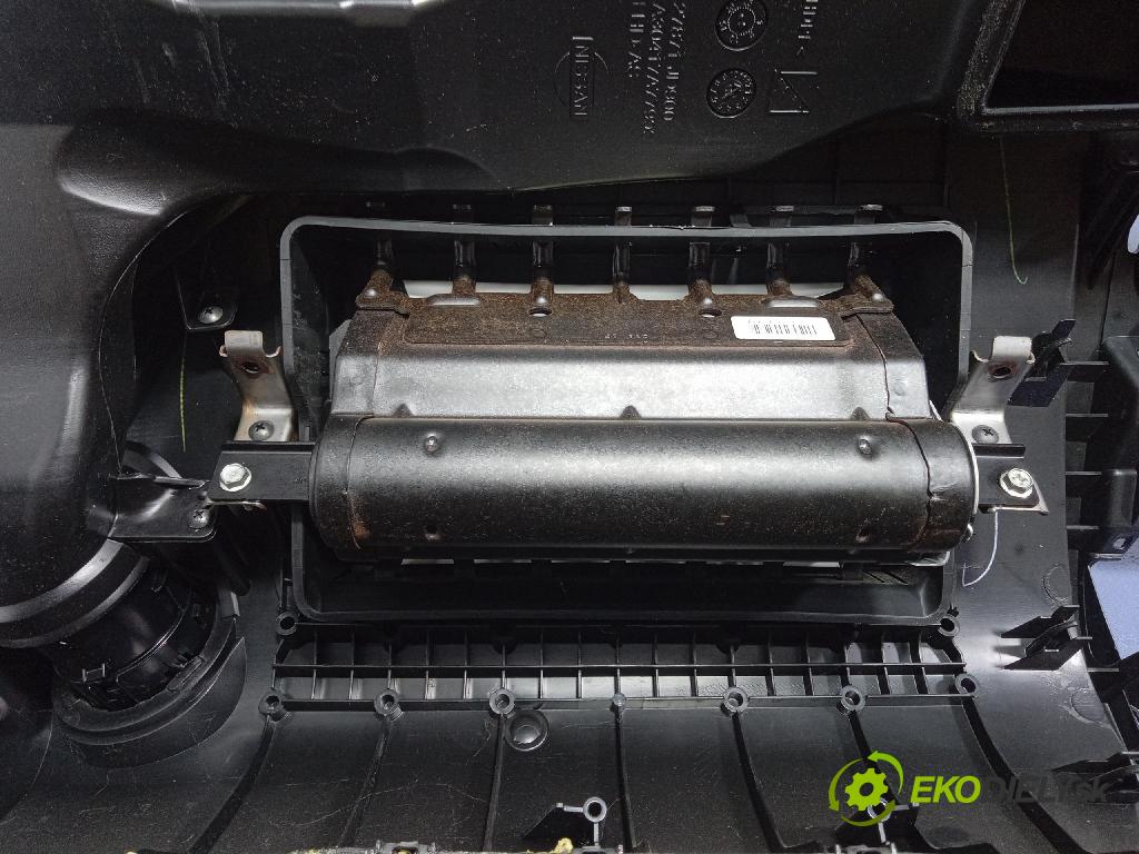 Nissan Qashqai 2007 kokpit,pristrojová doska