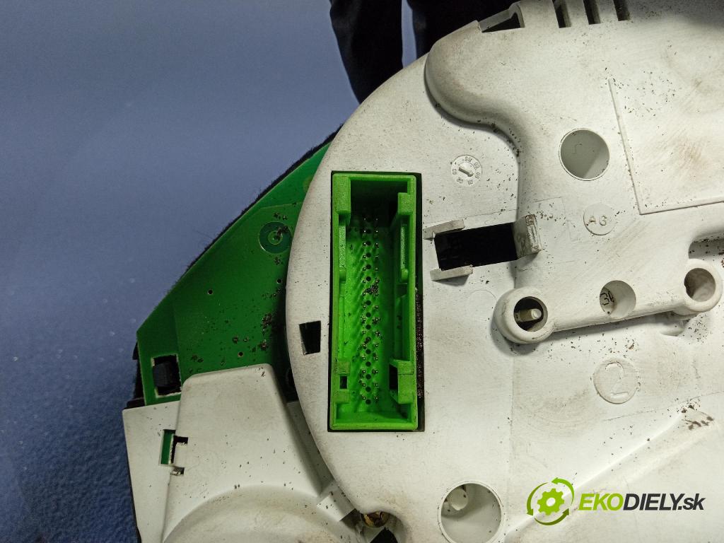 Audi A4 2000 prístrojovka/ budíky 8D0920900B