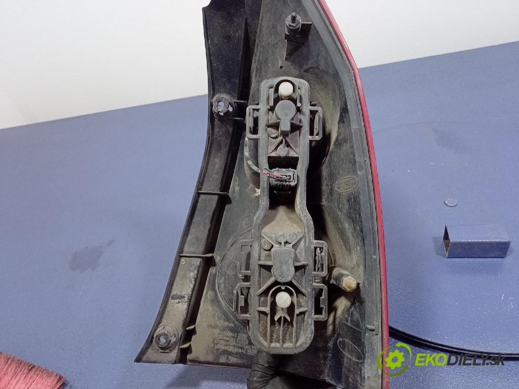 Nissan Primera 2003 svetlo / reflektor zad ľavá Vonkajsia: