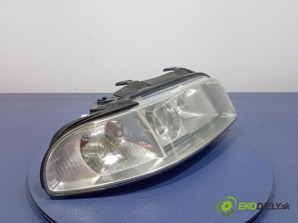 Audi A4 2000 Reflektor: v pravo: 8D0941004AK