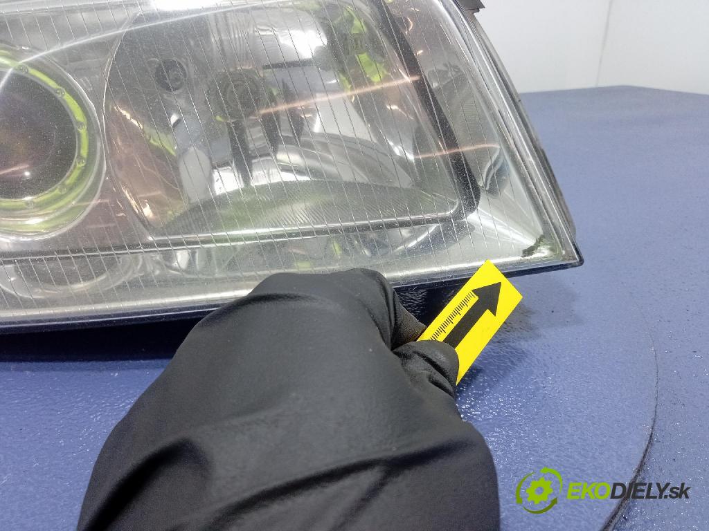 Audi A4 2000 Reflektor: v pravo: 8D0941004AK