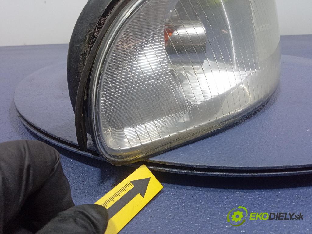 Audi A4 2000 Reflektor: v pravo: 8D0941004AK