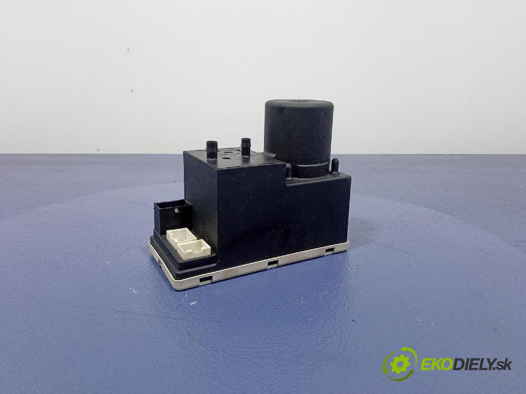 Audi A4 2000 pompa Centrálny: Zámok: 8D0862257C