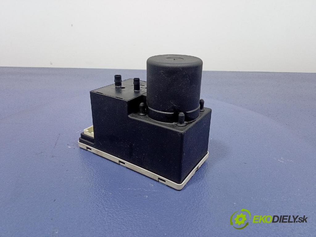 Audi A4 2000 pompa Centrálny: Zámok: 8D0862257C