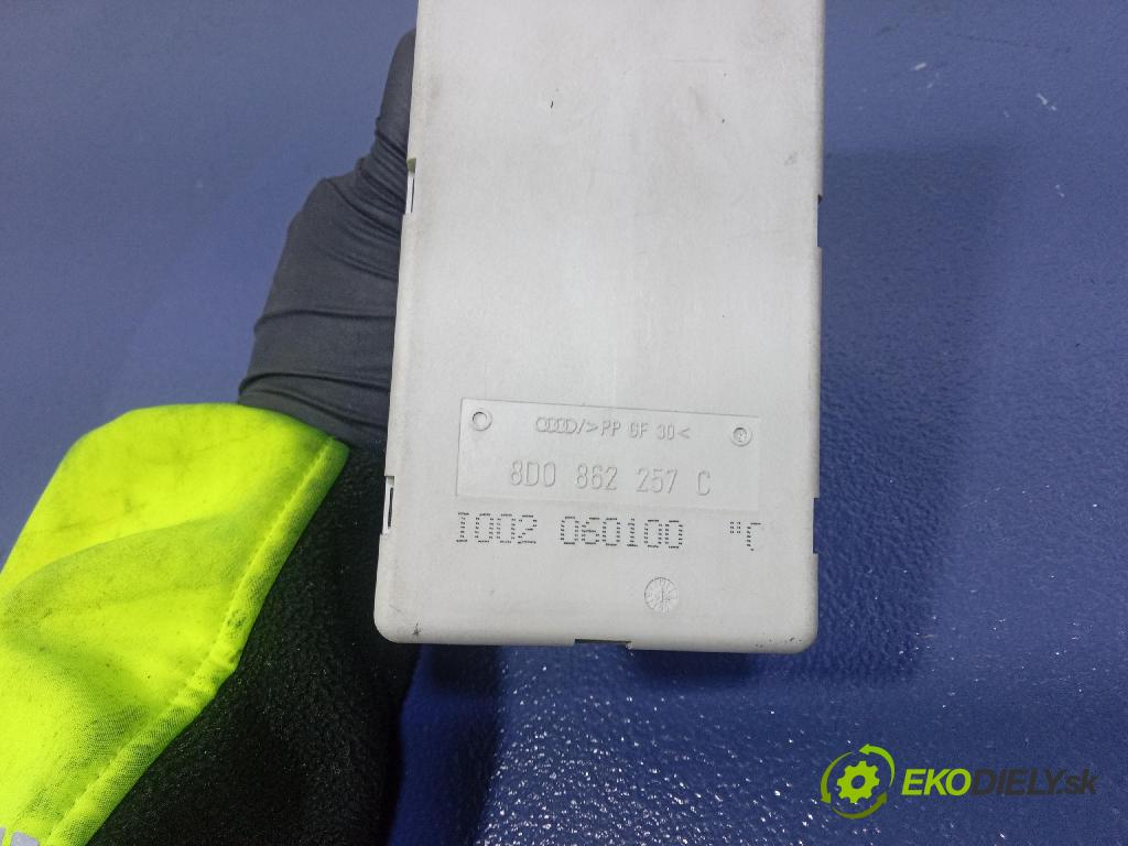 Audi A4 2000 pompa Centrálny: Zámok: 8D0862257C