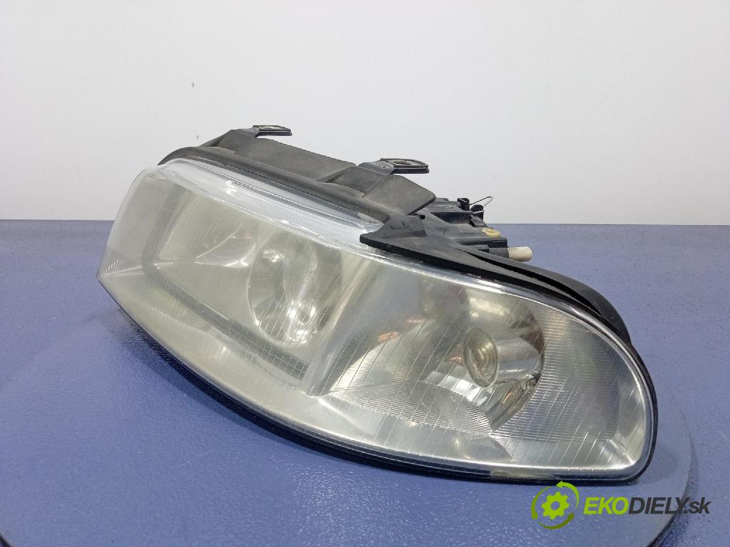 Audi A4 2000 Reflektor: Vľavo: 8D0941003