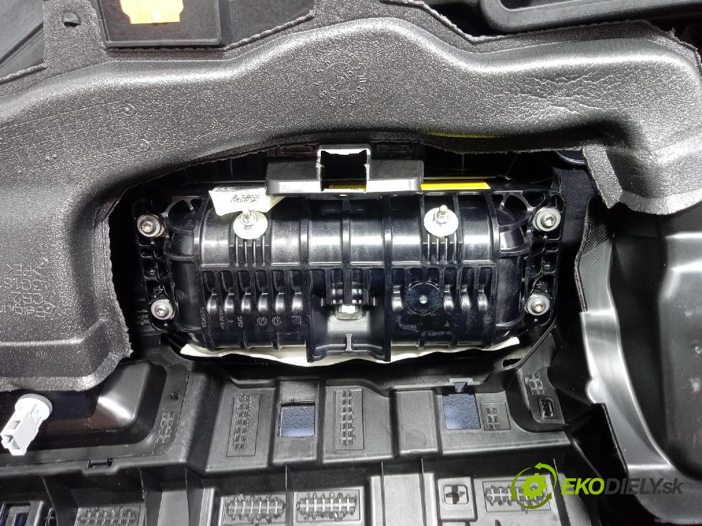 Vw Passat 2015 kokpit,přistrojova deska