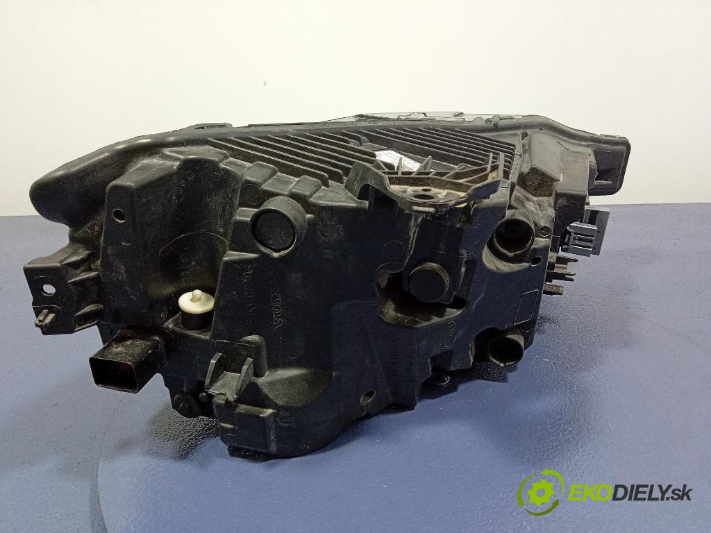 Volvo XC60 0 Reflektor: Vľavo: 32420430