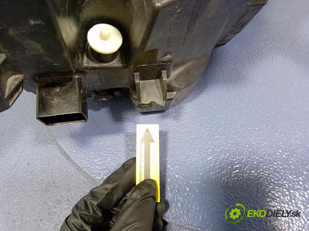 Volvo XC60 0 Reflektor: Vľavo: 32420430