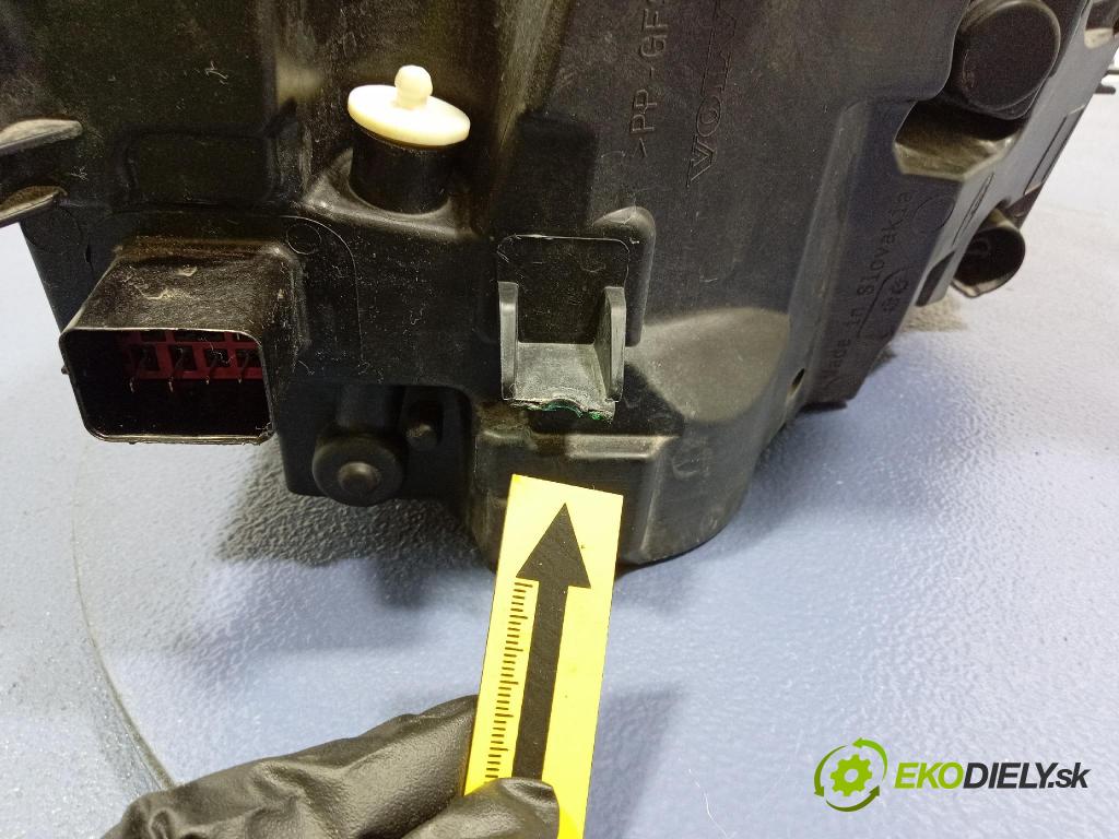 Volvo XC60 0 Reflektor: Vľavo: 32420430