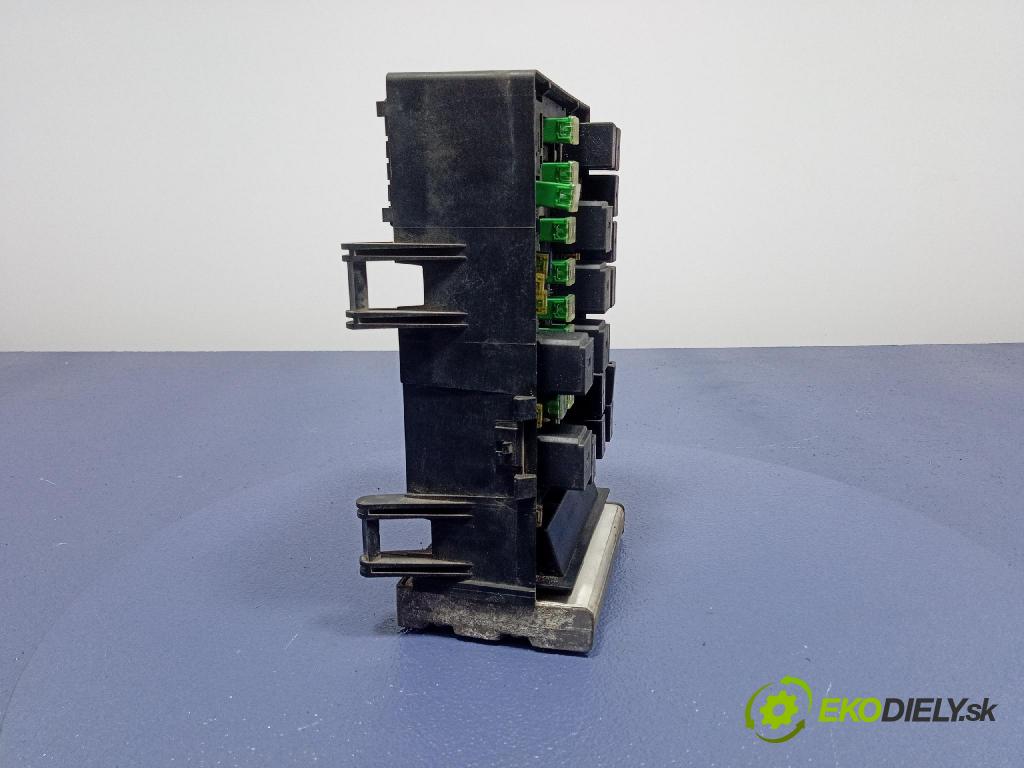 Chrysler Grand voyager 2003 skrinka Poistky: 04727558AC