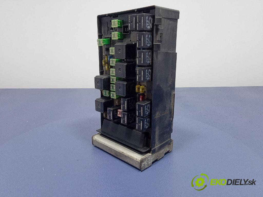 Chrysler Grand voyager 2003 skrinka Poistky: 04727558AC