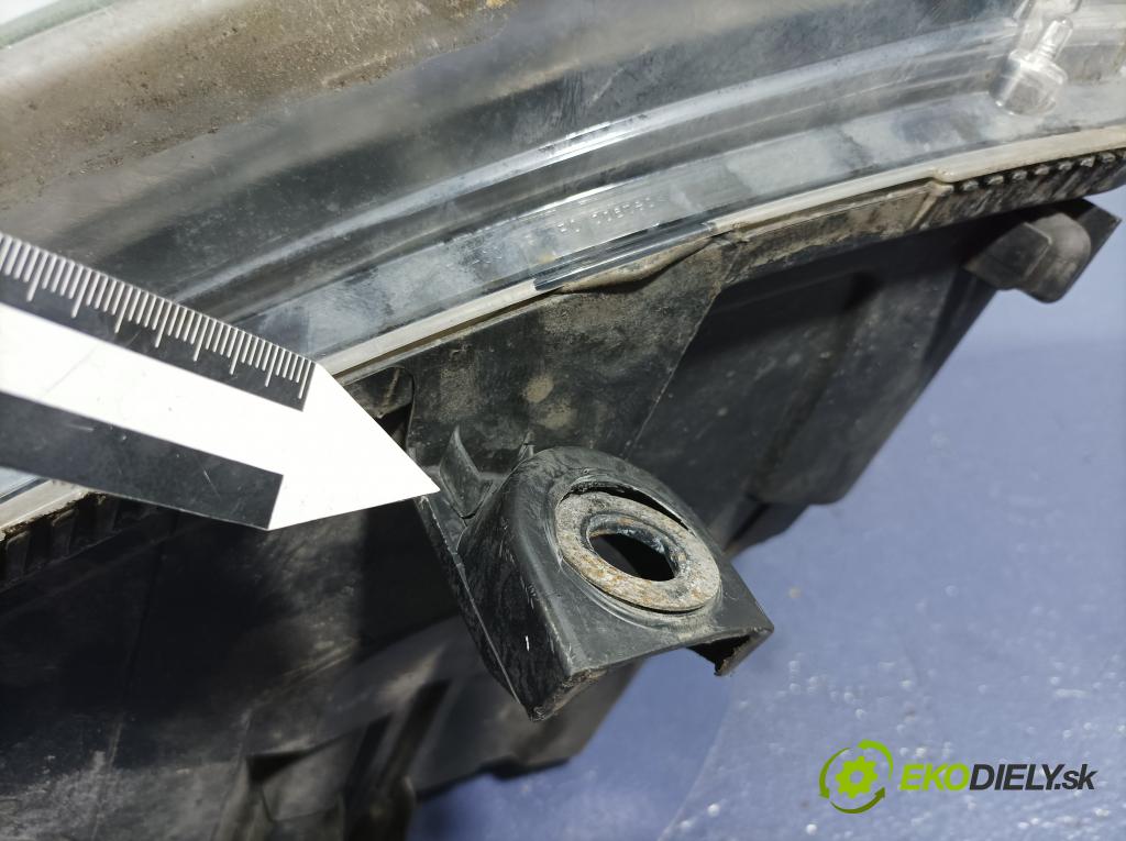 Audi A6 2007 světlo v pravo: 4F0941004A