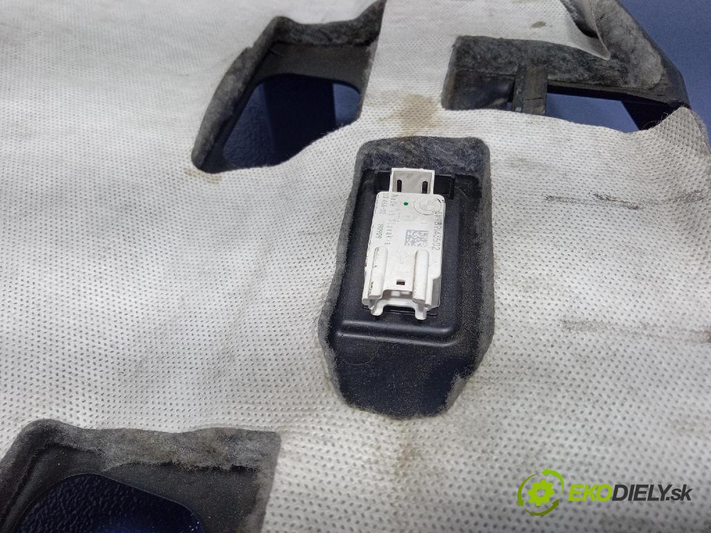 Bmw Seria 3 2019 kryt Plast: Interiéry: 6846843