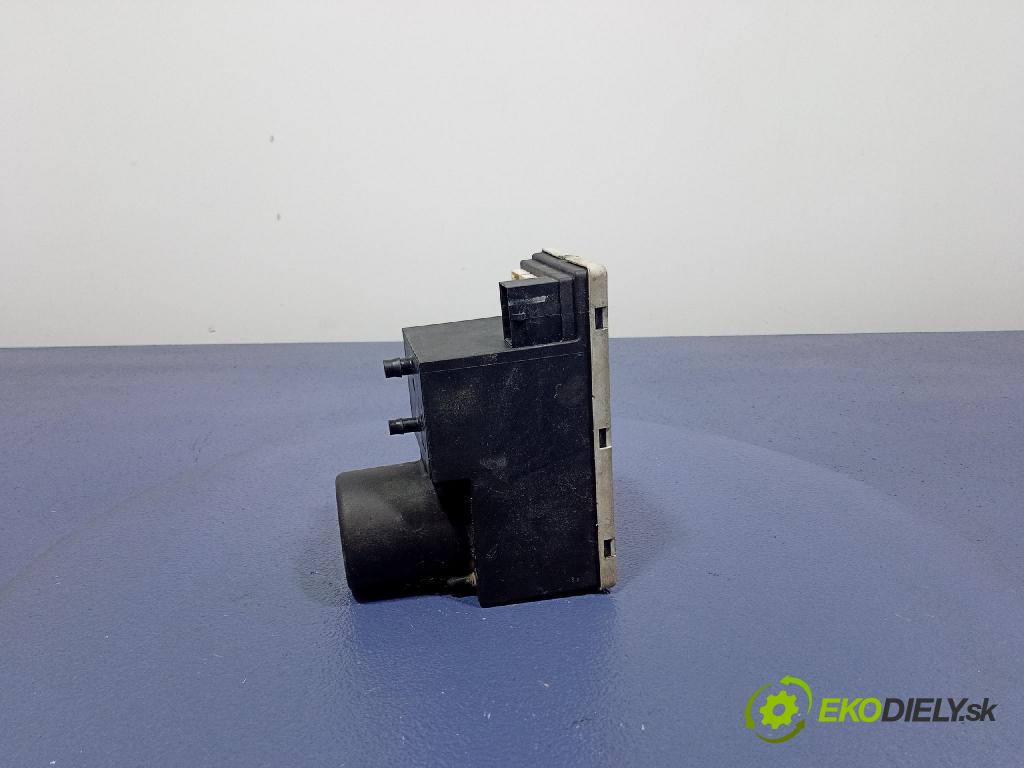 Audi A4 1999 čerpadlo Centrální Zámek 8D0862257