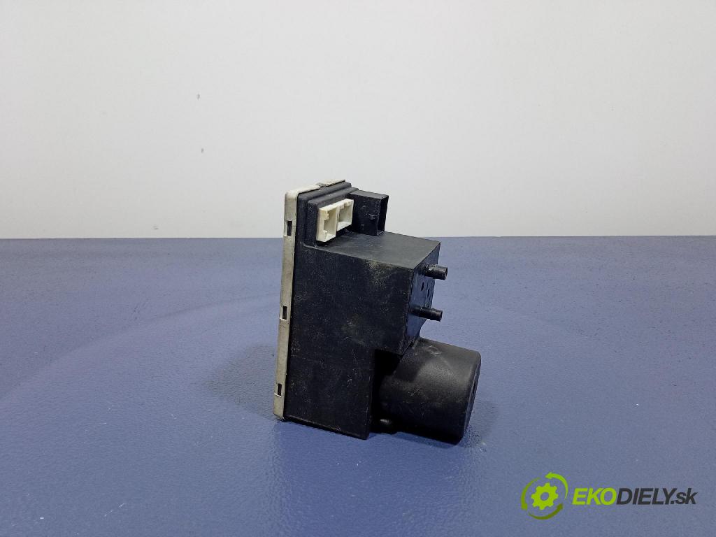 Audi A4 1999 čerpadlo Centrální Zámek 8D0862257