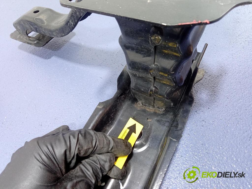 Citroen C3 2014 výztuha narazník před