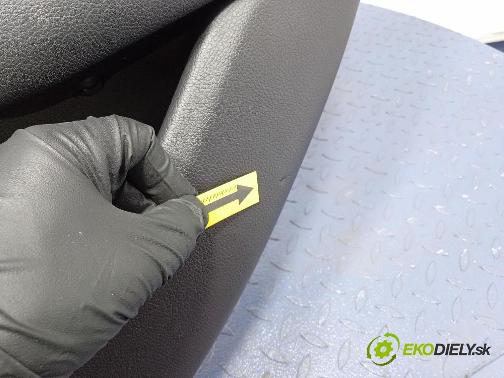 Mercedes B-Klasa 2013 Tapacír: dveře Zad: Práva: A2465408109