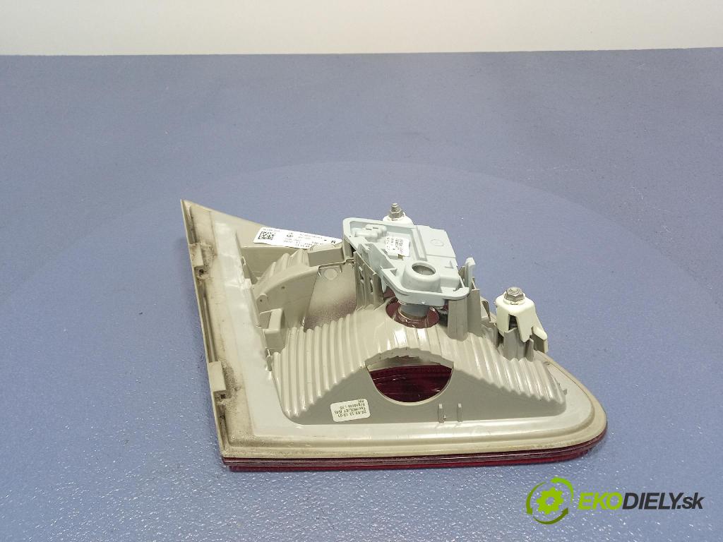 Mercedes B-Klasa 2013 svetlo / reflektor zad Prava: Vnútri: A2468200864