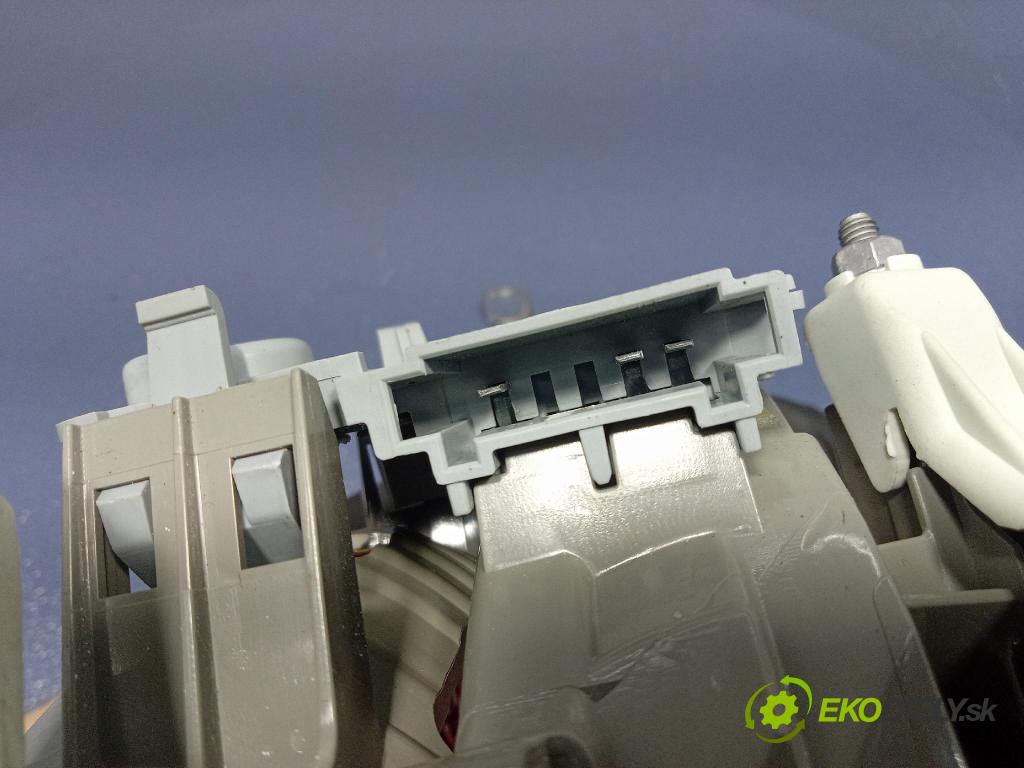 Mercedes B-Klasa 2013 svetlo / reflektor zad Prava: Vnútri: A2468200864