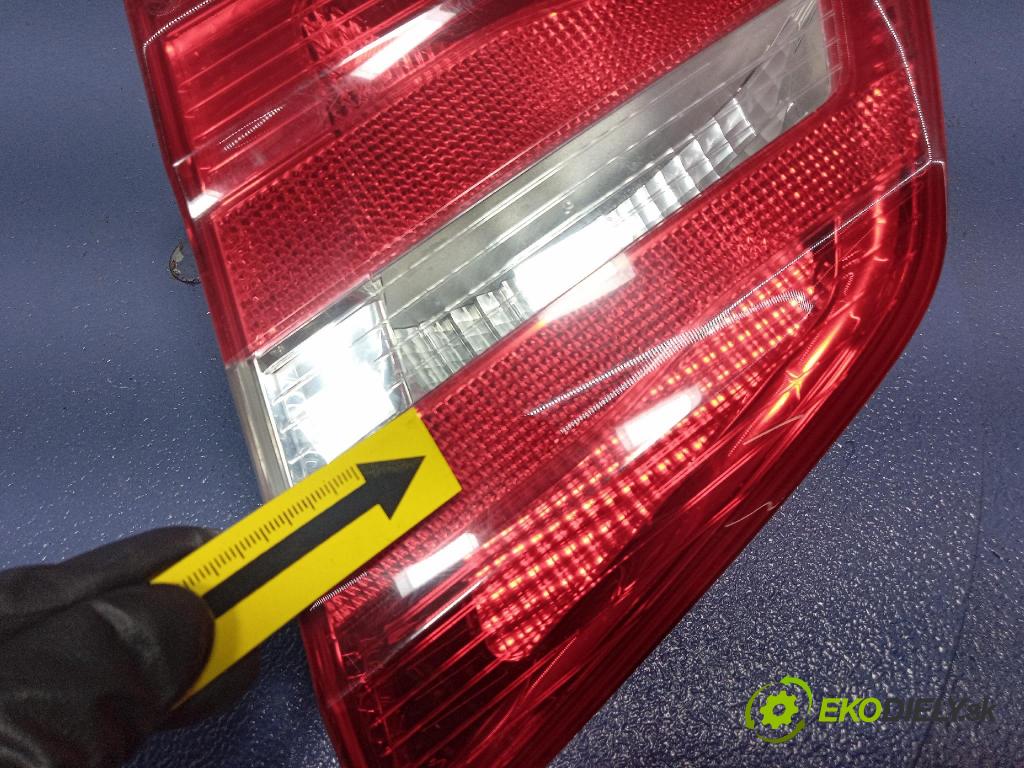 Mercedes B-Klasa 2013 svetlo / reflektor zad Prava: Vnútri: A2468200864