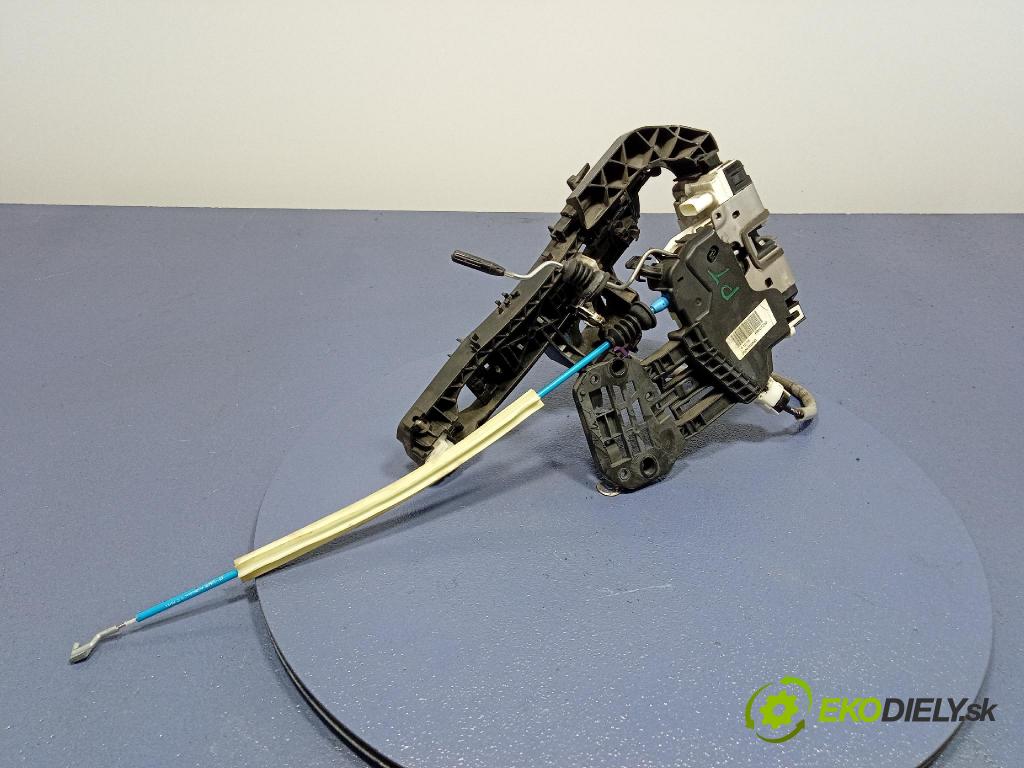 Mercedes B-Klasa 2013 zámok dvere zad v pravo: A2047302835