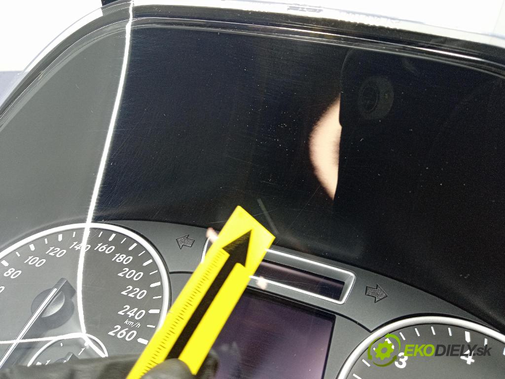 Mercedes B-Klasa 2013 prístrojovka/ budíky A2469006111