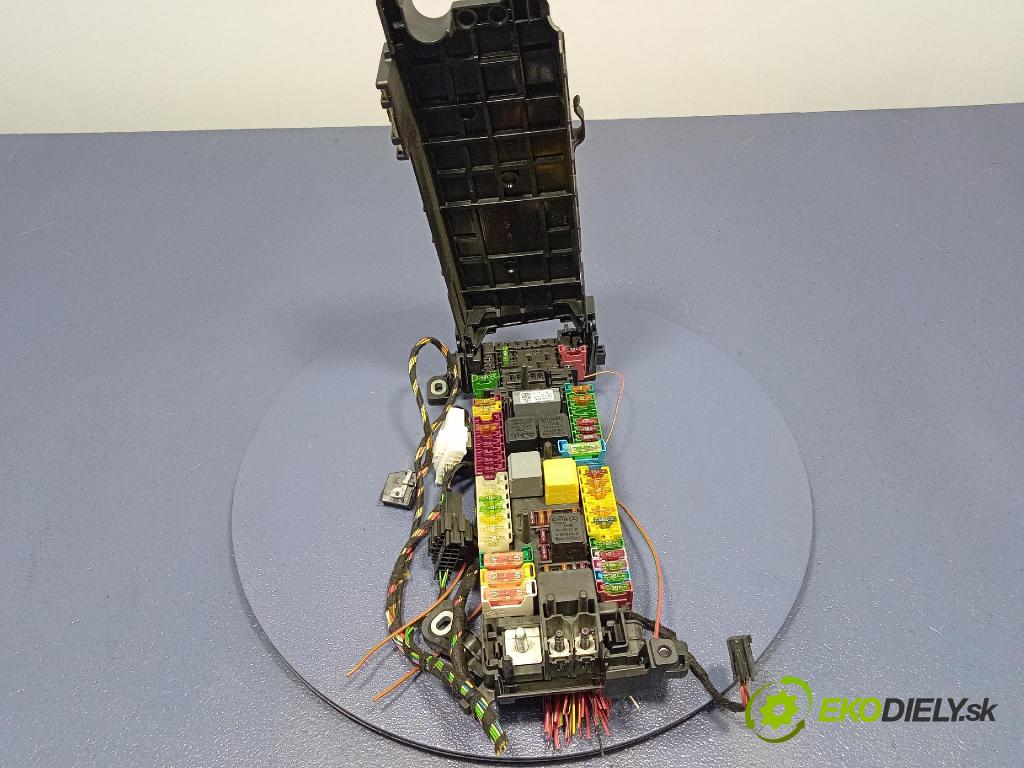 Mercedes B-Klasa 2013 skříňka Pojistky A2465400040