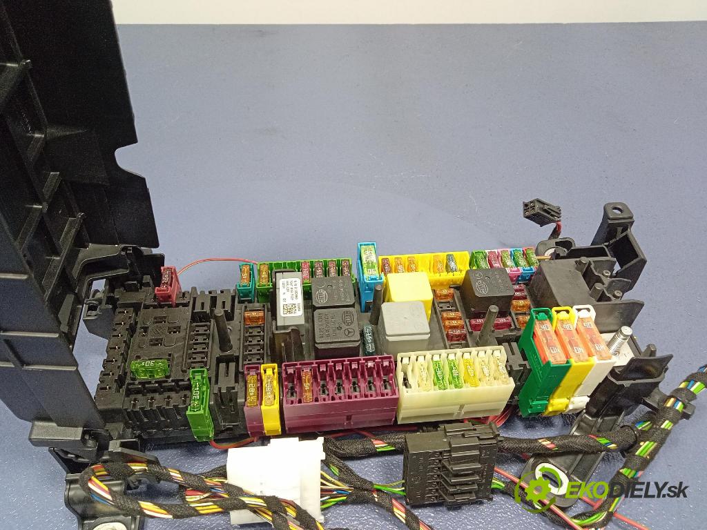 Mercedes B-Klasa 2013 skříňka Pojistky A2465400040