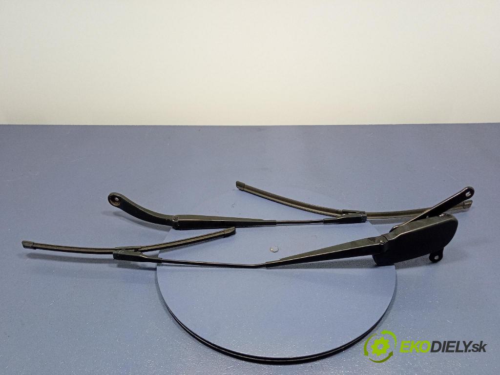 Mercedes B-Klasa 2013 Paže: Stěrače: před A2468200244