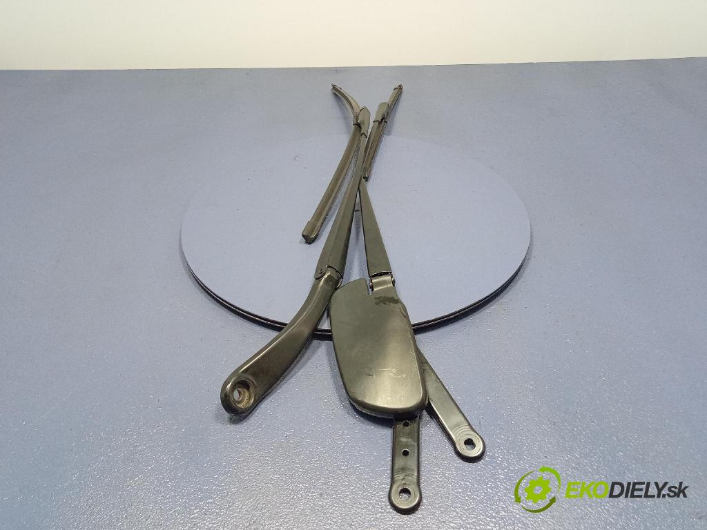 Mercedes B-Klasa 2013 Paže: Stěrače: před A2468200244