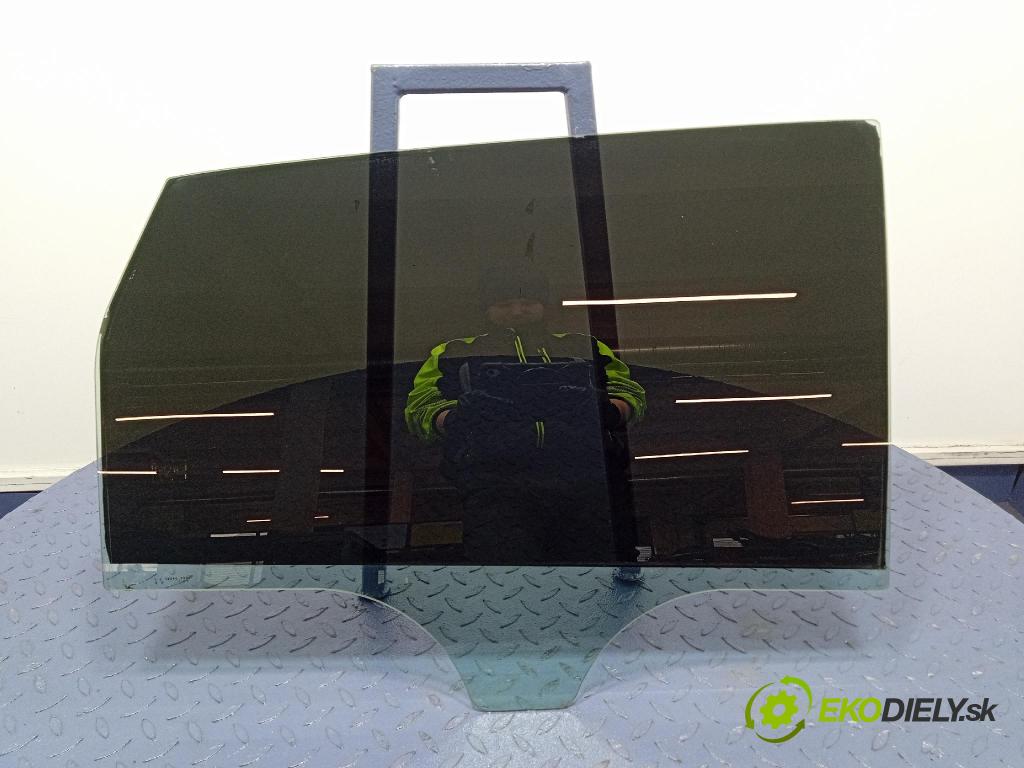 Mercedes B-Klasa 2013 sklo dvere zad Prava: