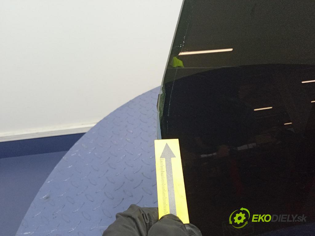 Mercedes B-Klasa 2013 sklo dvere zad Prava: